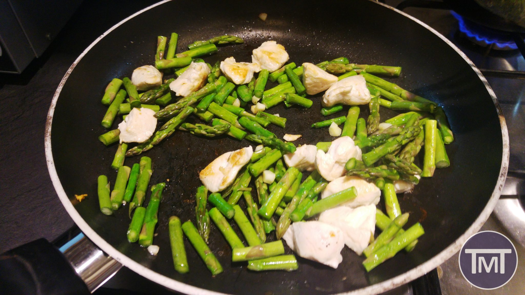 Clean Eating garlic, chicken and asparagus noodles, perfect meal prep idea with minimal clean up. Really quick and easy!